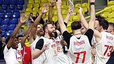 Nymbur�tí basketbalisté se radují ze zisku �eského poháru.