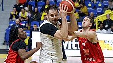 Pardubický rozehráva� Jakub T�ma (vpravo) spolu s Treyem Bonhamem brání...