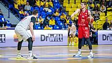 Jakub T�ma �ídí pardubickou hru v zápase s Nymburkem.