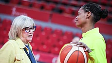 Natália Hejková a Valériane Ayayiová p�ed euroligovým zápasem