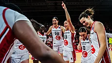 Veronika Vorá�ková (vpravo) a její spoluhrá�ky ze Zaragozy oslavují postup na...