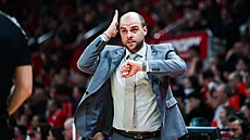 Martin Ba�ta sleduje hru basketbalistek USK Praha.