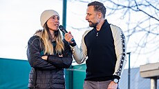 Eva Adamczyková hovo�í na setkání s fanou�ky na nám�stí ve Vrchlabí (26. února...