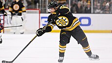 Bostonský úto�ník Victor Arvidsson posílá puk do prázdné branky Columbusu.