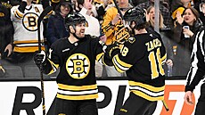 Boston�tí úto�níci Victor Arvidsson (vlevo) a Pavel Zacha se radují z gólu...