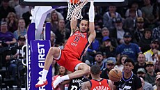 Shooting guard Bryce McGowens z New Orleans se houpe na ko�i.