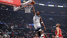 Shooting guard Anthony Edwards (Minnesota) sme�uje v utkání proti Los Angeles...