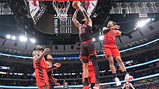 Chicagský pivot Nick Richards pokládá mí� do ko�e, zatímco basketbalisté...