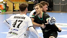 Karvinský házenká� Patrik Fulnek bojuje v prvním osmifinálovém utkání...