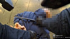 Opilý mu� zne�istil nástupi�t� metra a napadl strá�níka