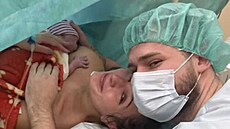 Zdravotníci v porodnici Nemocnice Cheb v�dí, pro� podporují t�sný a neru�ený...