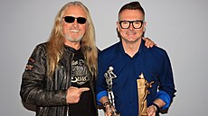 Jarda Hudec, �editel hudebních cen �eb�ík, se zp�vákem Kamilem St�ihavkou.