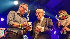 �editel hudebních cen �eb�ík Jarda Hudec p�edává na archivním snímku cenu...