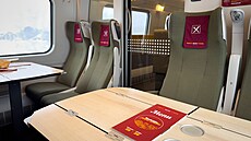 Stolky a sedadla v jídelním voze WARS, jen� je sou�ástí polského Pendolina...