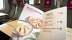 Ukázka menu v jídelním voze WARS v polském Pendolinu. V nabídce jsou t�eba...