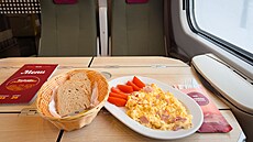 Snídan� v jídelním voze WARS v polském Pendolinu ED250 � michaná vají�ka s...