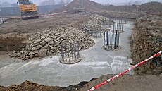 Stavba mostu p�es zku�ební tra� metra