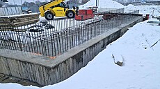 Základy mostu nového propojení parkovi�t� a Rozvadovské spojky.