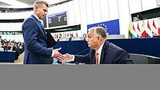 Sou�asný ma�arský premiér Viktor Orbán (vpravo) a jeho hlavní rival Péter...