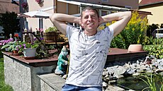 Malý domek je obklopen velkou zahradou. Tak to má herec rád. 