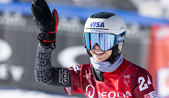 Zuzana Mad�rová zdraví fanou�ky po kvalifikaci paralelního slalomu na SP ve...