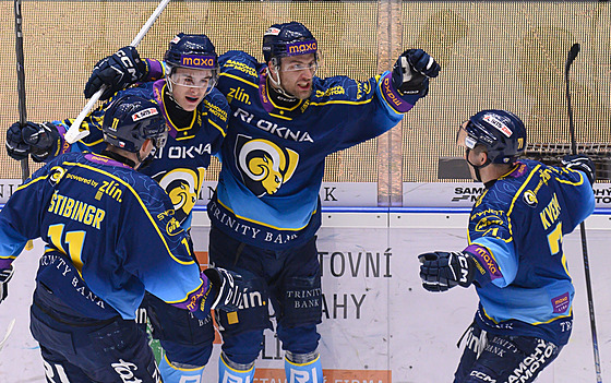 Zlín�tí hokejisté se radují z gólu proti bé�ku Pardubic.