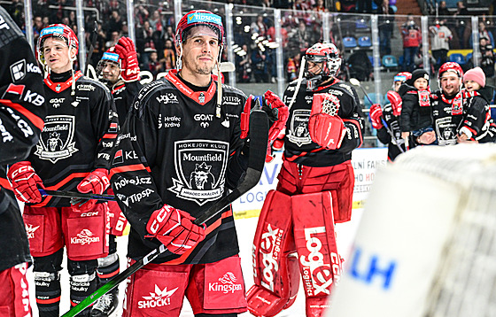 Stephen Moses z Hradce Králové (uprost�ed) slaví hattrick a  vyhrané utkání.