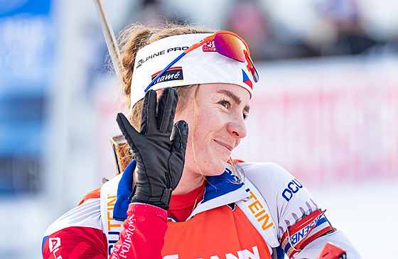 Tereza Vinklárková mává po �tafet� �en v Kontiolahti.