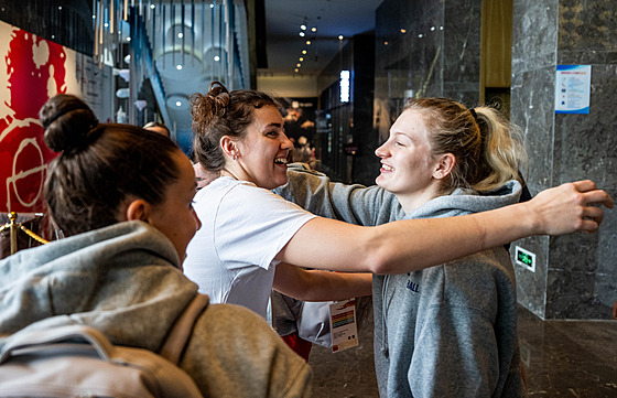 Petra Malíková zdraví Julii Pospí�ilovou, která se k reprezentantkám ve...
