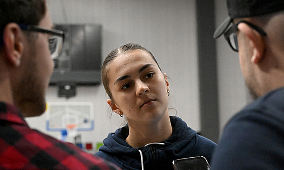 Eli�ka Hamzová hovo�í s �eskými noviná�i p�ed kvalifikací o MS 2026.