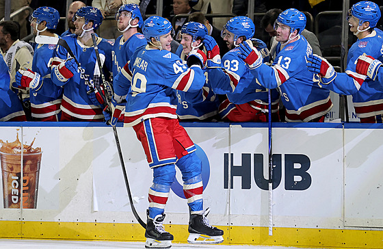 Jaroslav Chmela� z New York Rangers slaví se spoluhrá�i gól v utkání proti...