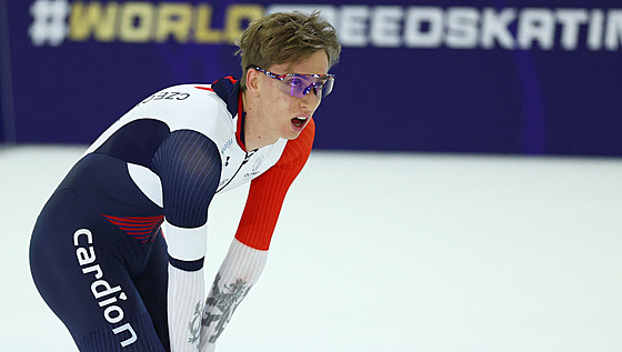 Rychlobrusla� Metod�j Jílek reaguje po dojezdu závodu na 10 000 metr� na MS ve...