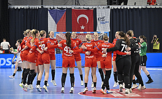 �eské házenká�ky se radují z vít�zství nad Tureckem.