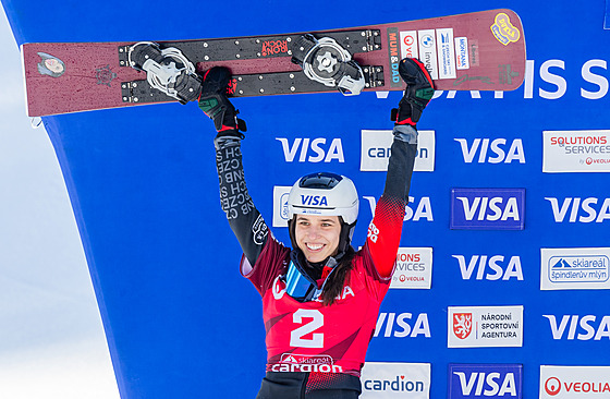 Snowboardistka Zuzana Mad�rová slaví druhé místo ve slalomu v závod� Sv�tového...