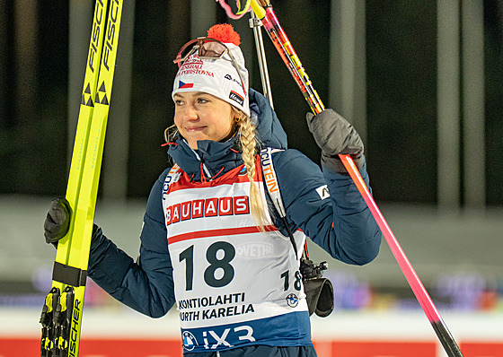 Tereza Voborníková p�i kv�tinovém ceremoniálu po vytrvalostním závod� ve...