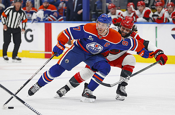 Connor McDavid si kryje kotou� p�ed Jalenem Chatfieldem.
