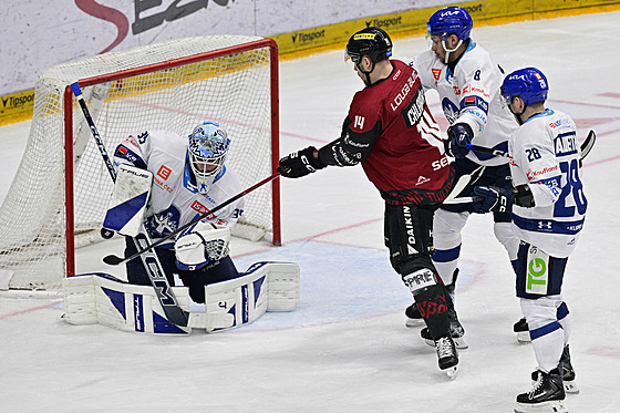 Spar�anský kapitán Filip Chlapík te�uje puk p�ed kladenskou brankou.