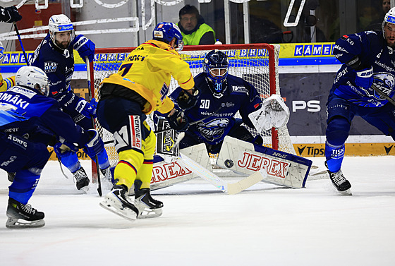 Brn�nský gólman Ale� Stezka sleduje kotou� v utkání p�edkola play off proti...