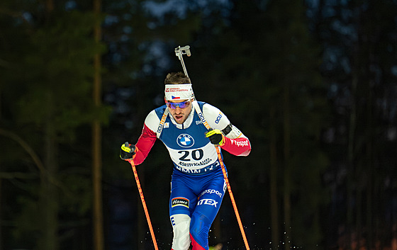 Michal Kr�má� b�í vytrvalostní závod v Kontiolahti.