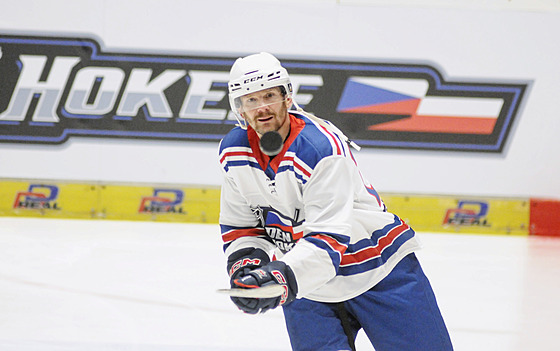 Patrik Eliá� p�ed zápasem hokejových legend v Pardubicích.