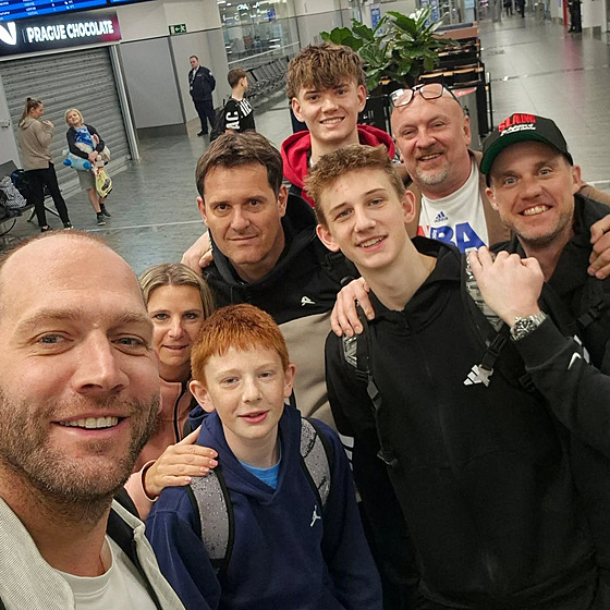 Jakub Hou�ka s rodinou a dal�ími navrátilci z Blízkého východu.