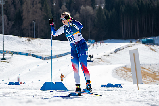 Simona Bubení�ková na trati biatlonového sprintu na paralympijských hrách.