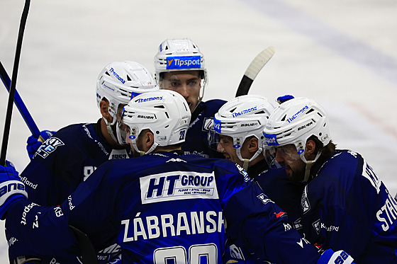 Hokejisté Komety Brno slaví úvodní gól v utkání s �eskými Bud�jovicemi.