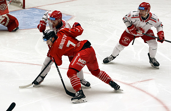 T�inecký úto�ník Oscar Flynn se p�ed vlastní brankou p�etla�uje s olomouckým...