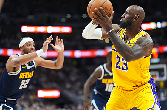 LeBron James z Los Angeles Lakers nap�ahuje ke své 15 837. tref� v základní...