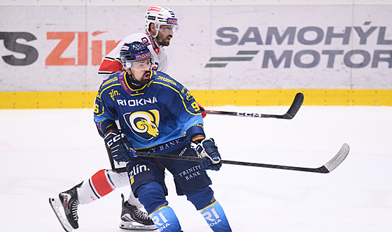 Richard Jar��ek v modrém zlínském dresu v zápase s Pardubicemi B.