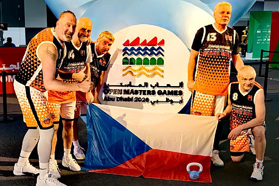 Dru�stvo �eských basketbalist�, které v kategorii nad 55 let získalo titul na...