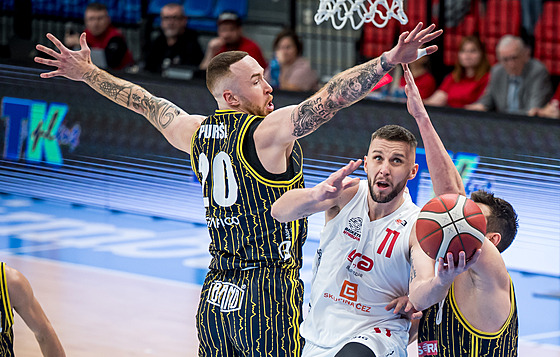 Mat�j Svoboda z Nymburka zakon�uje na opavský ko�, brání �imon Pur�l.