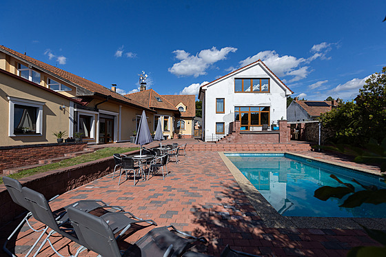 Mezi jednotlivými budovami �ev�íkova �panství� nabízí chvíle odpo�inku bazén.