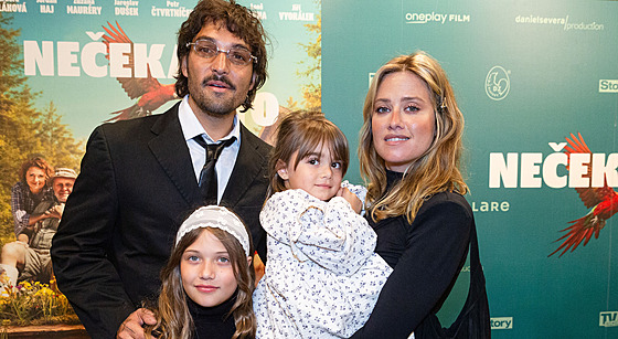 Jordan Haj, Emma Smetana a jejich dcery Lennon a Ariel (25. února 2026)